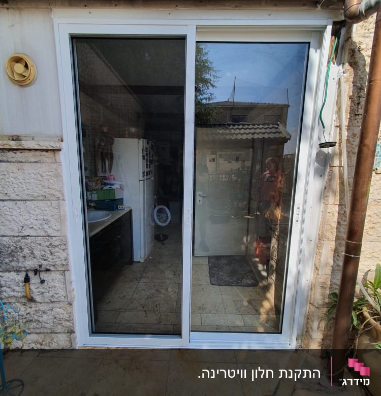 דלת הזזה מאלומיניום עם זכוכית שקופה